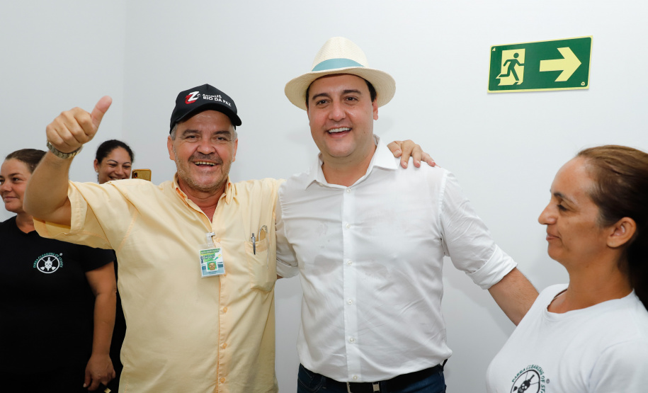 O governador Carlos Massa Ratinho Junior apresentou nesta quinta-feira (6) ao setor cooperativista o programa Descomplica Rural, criado para facilitar a emissão de licenciamentos ambientais. O objetivo é induzir o desenvolvimento sustentável com metodologia mais moderna, e permitir a geração de novos negócios e mais empregos no setor. A exposição detalhada das mudanças aconteceu na Casa Paraná Cooperativo, no Show Rural, em Cascavel.