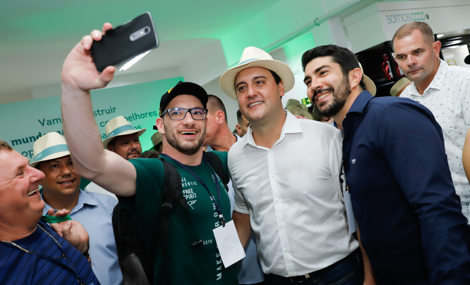 O governador Carlos Massa Ratinho Junior apresentou nesta quinta-feira (6) ao setor cooperativista o programa Descomplica Rural, criado para facilitar a emissão de licenciamentos ambientais. O objetivo é induzir o desenvolvimento sustentável com metodologia mais moderna, e permitir a geração de novos negócios e mais empregos no setor. A exposição detalhada das mudanças aconteceu na Casa Paraná Cooperativo, no Show Rural, em Cascavel.