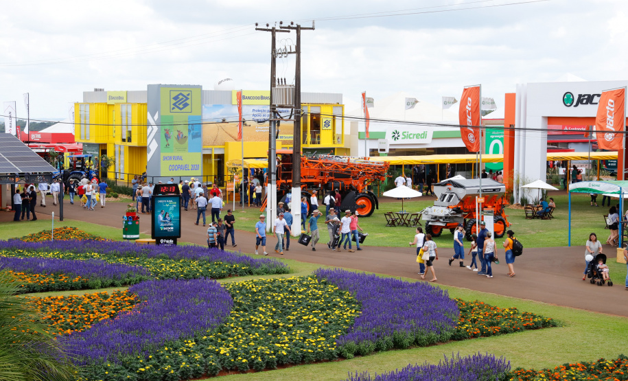 O governador Carlos Massa Ratinho Junior apresentou nesta quinta-feira (6) ao setor cooperativista o programa Descomplica Rural, criado para facilitar a emissão de licenciamentos ambientais. O objetivo é induzir o desenvolvimento sustentável com metodologia mais moderna, e permitir a geração de novos negócios e mais empregos no setor. A exposição detalhada das mudanças aconteceu na Casa Paraná Cooperativo, no Show Rural, em Cascavel.