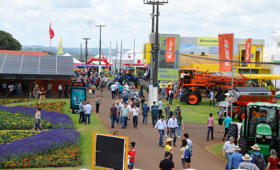 O governador Carlos Massa Ratinho Junior apresentou nesta quinta-feira (6) ao setor cooperativista o programa Descomplica Rural, criado para facilitar a emissão de licenciamentos ambientais. O objetivo é induzir o desenvolvimento sustentável com metodologia mais moderna, e permitir a geração de novos negócios e mais empregos no setor. A exposição detalhada das mudanças aconteceu na Casa Paraná Cooperativo, no Show Rural, em Cascavel.
