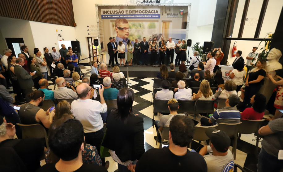 A Biblioteca Pública do Paraná (BPP) recebe nesta terça-feira (06) a mais moderna tecnologia de visão artificial do mundo, que beneficiará cegos e pessoas com visão reduzida