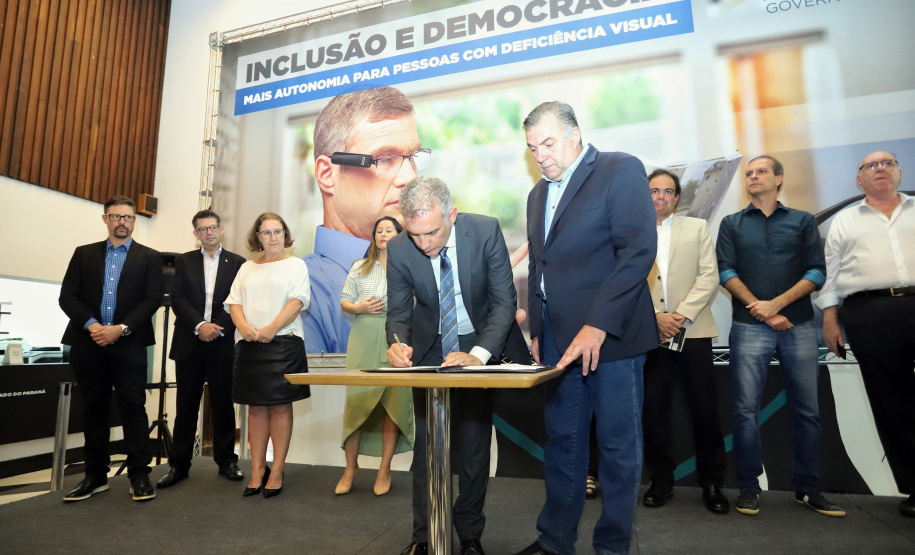 A Biblioteca Pública do Paraná (BPP) recebe nesta terça-feira (06) a mais moderna tecnologia de visão artificial do mundo, que beneficiará cegos e pessoas com visão reduzida