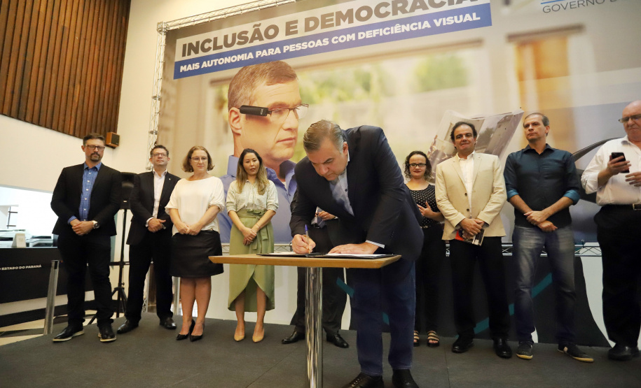 A Biblioteca Pública do Paraná (BPP) recebe nesta terça-feira (06) a mais moderna tecnologia de visão artificial do mundo, que beneficiará cegos e pessoas com visão reduzida