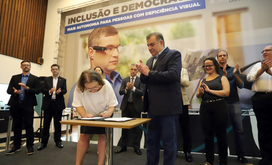 A Biblioteca Pública do Paraná (BPP) recebe nesta terça-feira (06) a mais moderna tecnologia de visão artificial do mundo, que beneficiará cegos e pessoas com visão reduzida