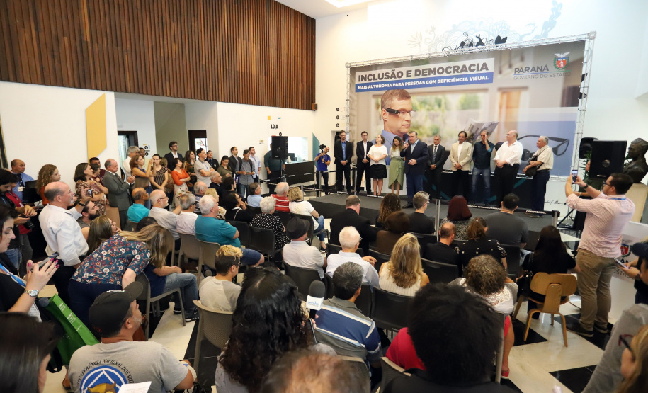 A Biblioteca Pública do Paraná (BPP) recebe nesta terça-feira (06) a mais moderna tecnologia de visão artificial do mundo, que beneficiará cegos e pessoas com visão reduzida