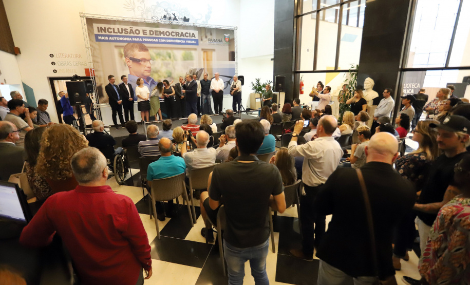 A Biblioteca Pública do Paraná (BPP) recebe nesta terça-feira (06) a mais moderna tecnologia de visão artificial do mundo, que beneficiará cegos e pessoas com visão reduzida