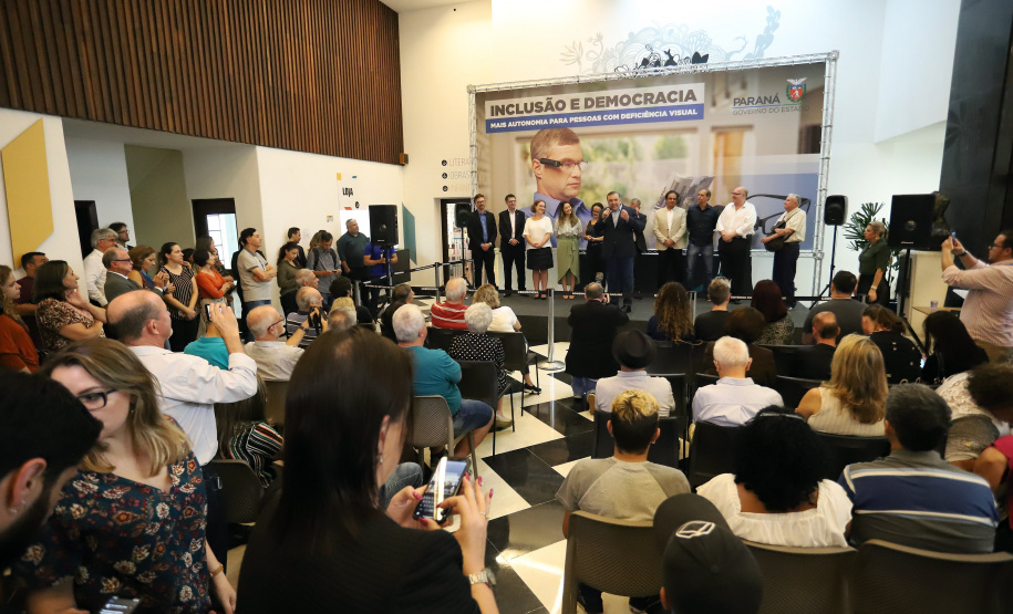 A Biblioteca Pública do Paraná (BPP) recebe nesta terça-feira (06) a mais moderna tecnologia de visão artificial do mundo, que beneficiará cegos e pessoas com visão reduzida
