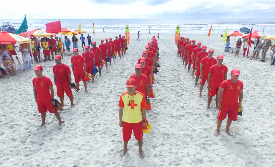 Os 35 formandos do Curso de Guarda-Vidas turma 2019/2020 festejaram nesta quinta-feira (06/02), em Matinhos (PR), a conclusão de um dos cursos mais desejados do Corpo de Bombeiros. Na cerimônia eles receberam o apito e a camisa do uniforme de guarda-vidas, itens que comprovam a aptidão dos bombeiros militares para atuar em resgates em meio líquido. - Curitiba, 06/02/2020  - Foto: Divulgação SESP