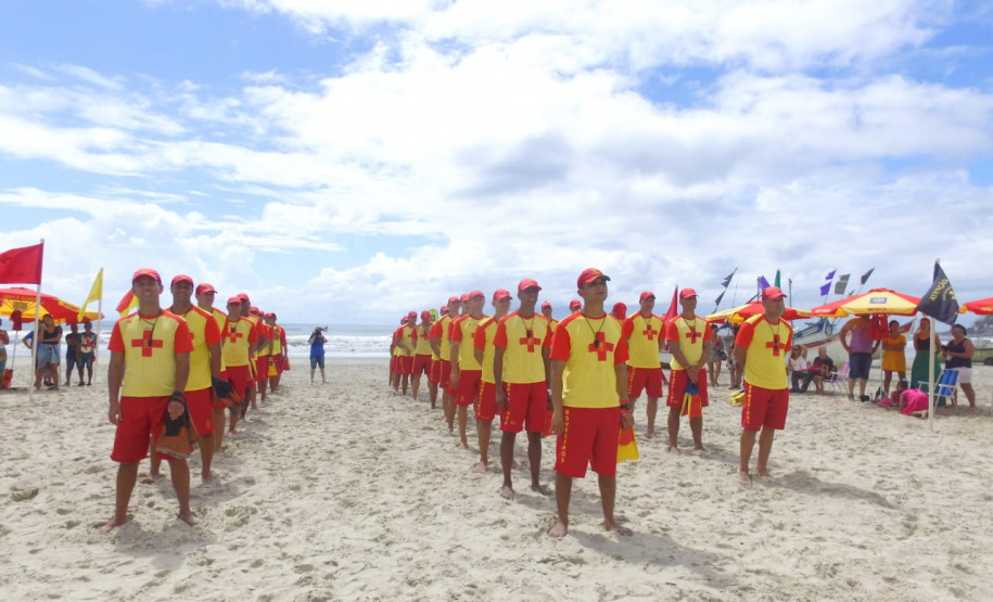 Os 35 formandos do Curso de Guarda-Vidas turma 2019/2020 festejaram nesta quinta-feira (06/02), em Matinhos (PR), a conclusão de um dos cursos mais desejados do Corpo de Bombeiros. Na cerimônia eles receberam o apito e a camisa do uniforme de guarda-vidas, itens que comprovam a aptidão dos bombeiros militares para atuar em resgates em meio líquido. - Curitiba, 06/02/2020  - Foto: Divulgação SESP
