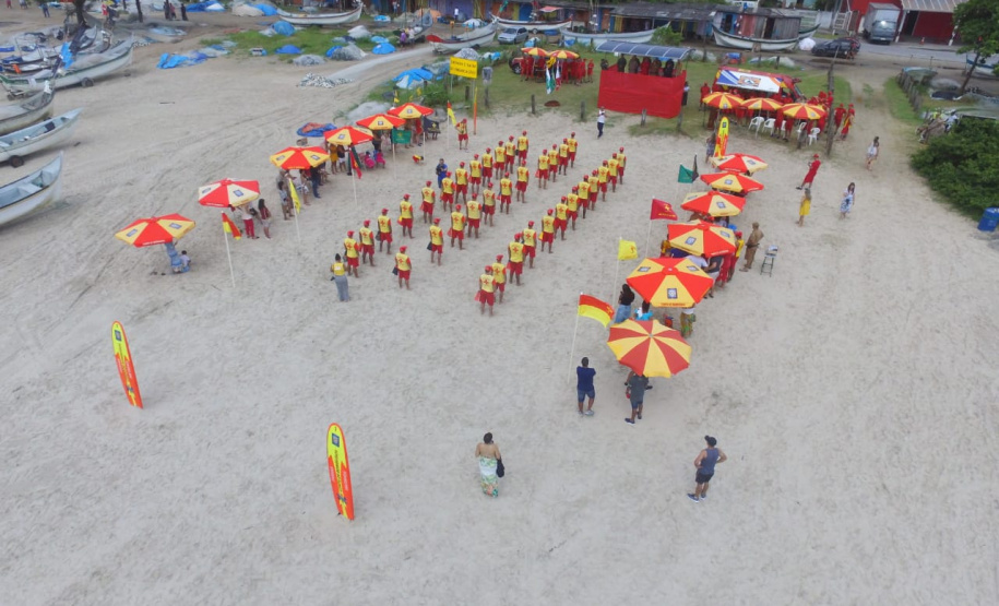 Os 35 formandos do Curso de Guarda-Vidas turma 2019/2020 festejaram nesta quinta-feira (06/02), em Matinhos (PR), a conclusão de um dos cursos mais desejados do Corpo de Bombeiros. Na cerimônia eles receberam o apito e a camisa do uniforme de guarda-vidas, itens que comprovam a aptidão dos bombeiros militares para atuar em resgates em meio líquido. - Curitiba, 06/02/2020  - Foto: Divulgação SESP