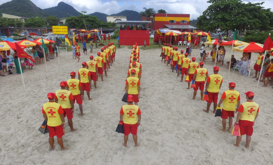 Os 35 formandos do Curso de Guarda-Vidas turma 2019/2020 festejaram nesta quinta-feira (06/02), em Matinhos (PR), a conclusão de um dos cursos mais desejados do Corpo de Bombeiros. Na cerimônia eles receberam o apito e a camisa do uniforme de guarda-vidas, itens que comprovam a aptidão dos bombeiros militares para atuar em resgates em meio líquido. - Curitiba, 06/02/2020  - Foto: Divulgação SESP