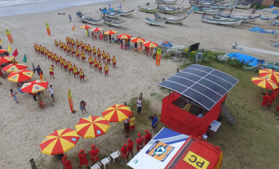 Os 35 formandos do Curso de Guarda-Vidas turma 2019/2020 festejaram nesta quinta-feira (06/02), em Matinhos (PR), a conclusão de um dos cursos mais desejados do Corpo de Bombeiros. Na cerimônia eles receberam o apito e a camisa do uniforme de guarda-vidas, itens que comprovam a aptidão dos bombeiros militares para atuar em resgates em meio líquido. - Curitiba, 06/02/2020  - Foto: Divulgação SESP
