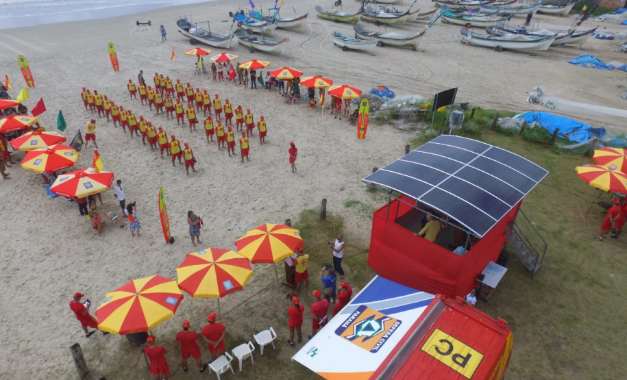 Os 35 formandos do Curso de Guarda-Vidas turma 2019/2020 festejaram nesta quinta-feira (06/02), em Matinhos (PR), a conclusão de um dos cursos mais desejados do Corpo de Bombeiros. Na cerimônia eles receberam o apito e a camisa do uniforme de guarda-vidas, itens que comprovam a aptidão dos bombeiros militares para atuar em resgates em meio líquido. - Curitiba, 06/02/2020  - Foto: Divulgação SESP