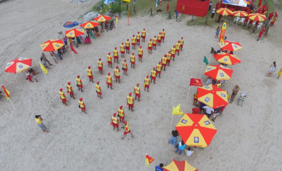 Os 35 formandos do Curso de Guarda-Vidas turma 2019/2020 festejaram nesta quinta-feira (06/02), em Matinhos (PR), a conclusão de um dos cursos mais desejados do Corpo de Bombeiros. Na cerimônia eles receberam o apito e a camisa do uniforme de guarda-vidas, itens que comprovam a aptidão dos bombeiros militares para atuar em resgates em meio líquido. - Curitiba, 06/02/2020  - Foto: Divulgação SESP