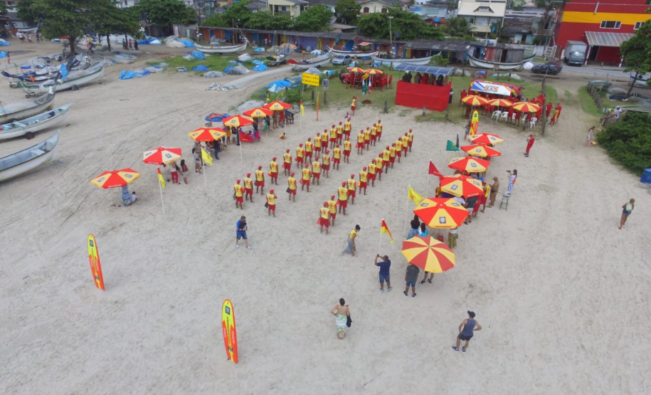 Os 35 formandos do Curso de Guarda-Vidas turma 2019/2020 festejaram nesta quinta-feira (06/02), em Matinhos (PR), a conclusão de um dos cursos mais desejados do Corpo de Bombeiros. Na cerimônia eles receberam o apito e a camisa do uniforme de guarda-vidas, itens que comprovam a aptidão dos bombeiros militares para atuar em resgates em meio líquido. - Curitiba, 06/02/2020  - Foto: Divulgação SESP