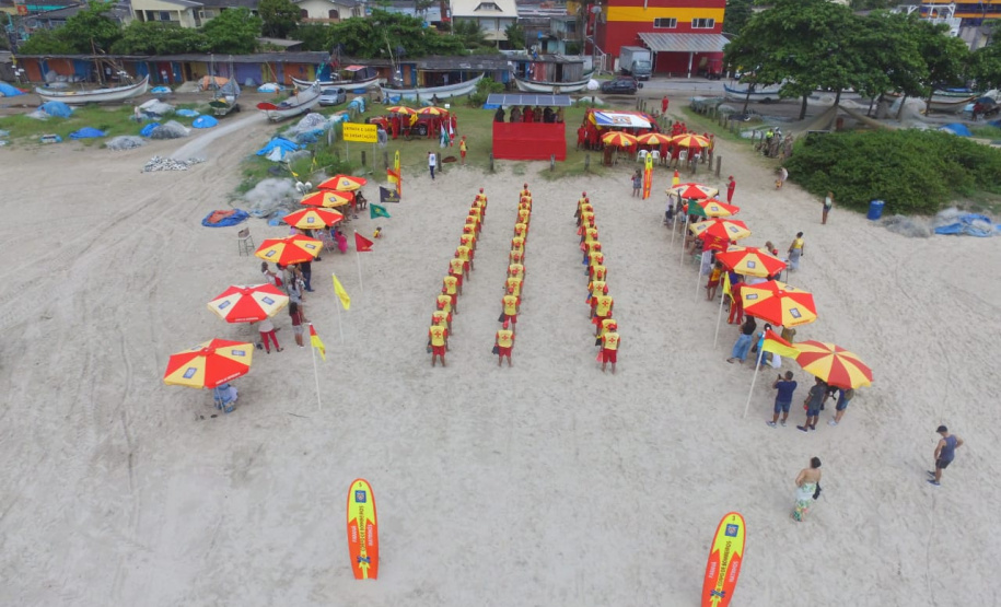 Os 35 formandos do Curso de Guarda-Vidas turma 2019/2020 festejaram nesta quinta-feira (06/02), em Matinhos (PR), a conclusão de um dos cursos mais desejados do Corpo de Bombeiros. Na cerimônia eles receberam o apito e a camisa do uniforme de guarda-vidas, itens que comprovam a aptidão dos bombeiros militares para atuar em resgates em meio líquido. - Curitiba, 06/02/2020  - Foto: Divulgação SESP