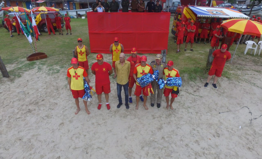 Os 35 formandos do Curso de Guarda-Vidas turma 2019/2020 festejaram nesta quinta-feira (06/02), em Matinhos (PR), a conclusão de um dos cursos mais desejados do Corpo de Bombeiros. Na cerimônia eles receberam o apito e a camisa do uniforme de guarda-vidas, itens que comprovam a aptidão dos bombeiros militares para atuar em resgates em meio líquido. - Curitiba, 06/02/2020  - Foto: Divulgação SESP