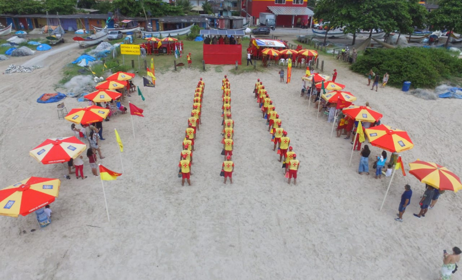 Os 35 formandos do Curso de Guarda-Vidas turma 2019/2020 festejaram nesta quinta-feira (06/02), em Matinhos (PR), a conclusão de um dos cursos mais desejados do Corpo de Bombeiros. Na cerimônia eles receberam o apito e a camisa do uniforme de guarda-vidas, itens que comprovam a aptidão dos bombeiros militares para atuar em resgates em meio líquido. - Curitiba, 06/02/2020  - Foto: Divulgação SESP