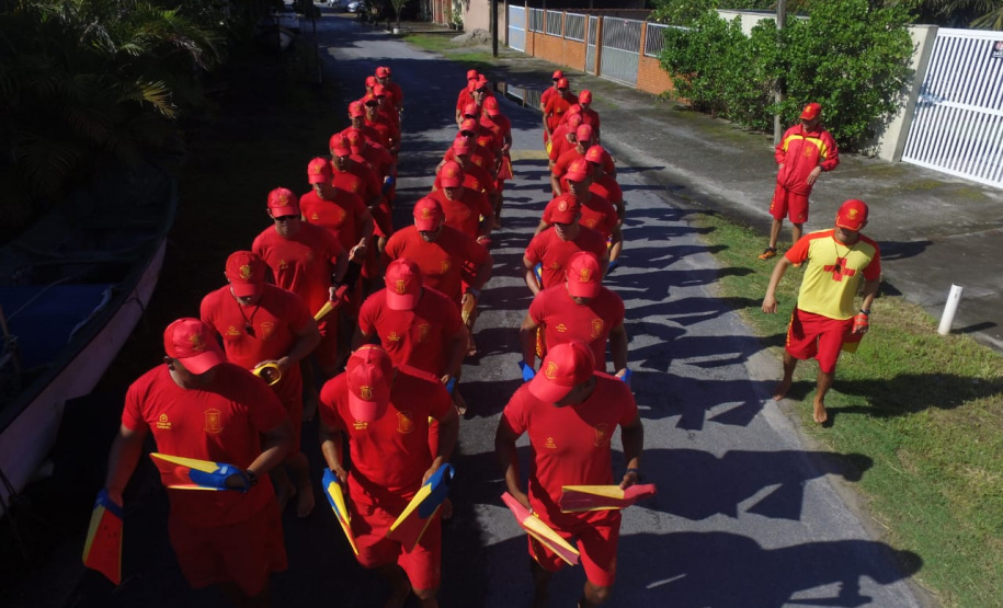 Os 35 formandos do Curso de Guarda-Vidas turma 2019/2020 festejaram nesta quinta-feira (06/02), em Matinhos (PR), a conclusão de um dos cursos mais desejados do Corpo de Bombeiros. Na cerimônia eles receberam o apito e a camisa do uniforme de guarda-vidas, itens que comprovam a aptidão dos bombeiros militares para atuar em resgates em meio líquido. - Curitiba, 06/02/2020  - Foto: Divulgação SESP