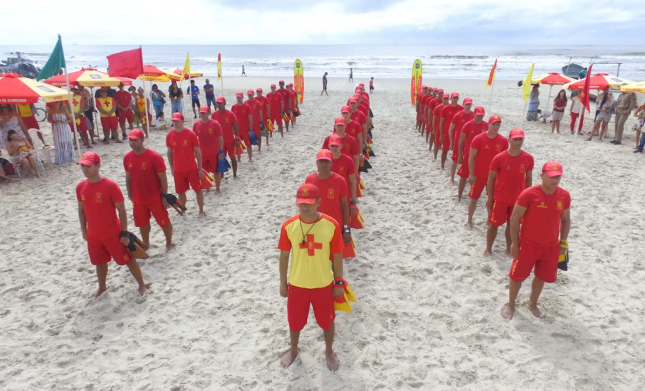 Os 35 formandos do Curso de Guarda-Vidas turma 2019/2020 festejaram nesta quinta-feira (06/02), em Matinhos (PR), a conclusão de um dos cursos mais desejados do Corpo de Bombeiros. Na cerimônia eles receberam o apito e a camisa do uniforme de guarda-vidas, itens que comprovam a aptidão dos bombeiros militares para atuar em resgates em meio líquido. - Curitiba, 06/02/2020  - Foto: Divulgação SESP