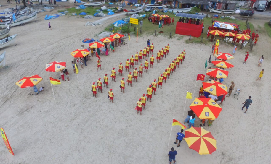 Os 35 formandos do Curso de Guarda-Vidas turma 2019/2020 festejaram nesta quinta-feira (06/02), em Matinhos (PR), a conclusão de um dos cursos mais desejados do Corpo de Bombeiros. Na cerimônia eles receberam o apito e a camisa do uniforme de guarda-vidas, itens que comprovam a aptidão dos bombeiros militares para atuar em resgates em meio líquido. - Curitiba, 06/02/2020  - Foto: Divulgação SESP