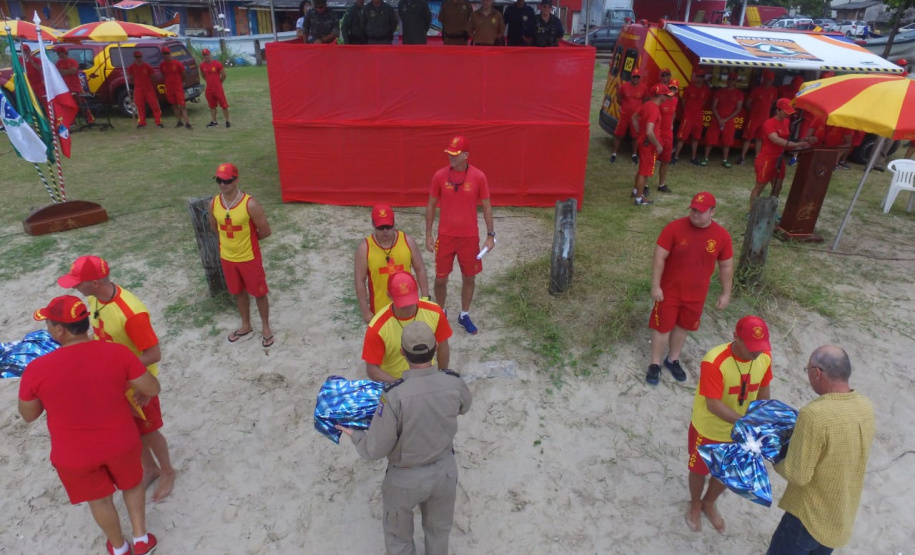 Os 35 formandos do Curso de Guarda-Vidas turma 2019/2020 festejaram nesta quinta-feira (06/02), em Matinhos (PR), a conclusão de um dos cursos mais desejados do Corpo de Bombeiros. Na cerimônia eles receberam o apito e a camisa do uniforme de guarda-vidas, itens que comprovam a aptidão dos bombeiros militares para atuar em resgates em meio líquido. - Curitiba, 06/02/2020  - Foto: Divulgação SESP