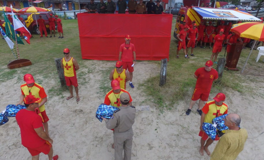 Os 35 formandos do Curso de Guarda-Vidas turma 2019/2020 festejaram nesta quinta-feira (06/02), em Matinhos (PR), a conclusão de um dos cursos mais desejados do Corpo de Bombeiros. Na cerimônia eles receberam o apito e a camisa do uniforme de guarda-vidas, itens que comprovam a aptidão dos bombeiros militares para atuar em resgates em meio líquido. - Curitiba, 06/02/2020  - Foto: Divulgação SESP