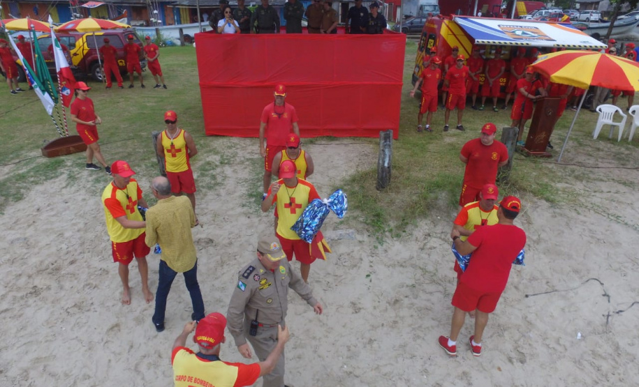 Os 35 formandos do Curso de Guarda-Vidas turma 2019/2020 festejaram nesta quinta-feira (06/02), em Matinhos (PR), a conclusão de um dos cursos mais desejados do Corpo de Bombeiros. Na cerimônia eles receberam o apito e a camisa do uniforme de guarda-vidas, itens que comprovam a aptidão dos bombeiros militares para atuar em resgates em meio líquido. - Curitiba, 06/02/2020  - Foto: Divulgação SESP