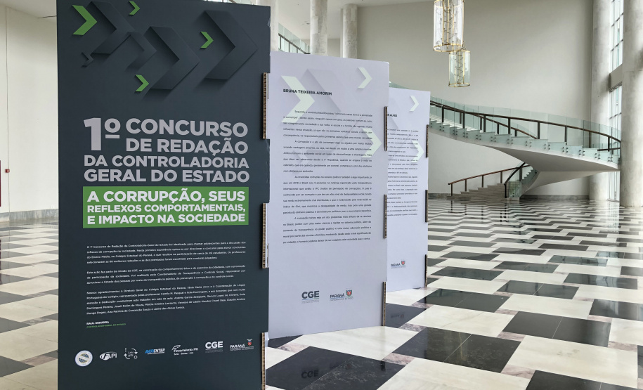 Os textos vencedores do 1º Concurso de Redação da Controladoria-Geral do Estado estão expostos no térreo do Palácio Iguaçu, no Centro Cívico, em Curitiba. São 10 trabalhos de alunos do Ensino Médio, sobre o tema ?A corrupção, seus reflexos comportamentais e impactos na sociedade?, com o objetivo de suscitar o debate público sobre o assunto. A exposição pode ser visitada das 8h às 17h, por 20 dias. - Curitiba, 06/02/2020 - Foto: Divulgação CGE