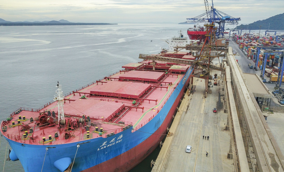 O Porto de Paranaguá vai movimentar nesta semana a maior quantidade de grãos para exportação da história. O navio chinês Lan Hua Hai chega nesta segunda-feira (27) no porto paranaense e vai receber 90 mil toneladas de farelo de soja ? o equivalente a cerca de 2,5 mil carretas carregadas. A previsão é que a operação dure quatro dias. - Paranaguá, 28/05/2019 - Foto: José Fernando Ogura/ANPr