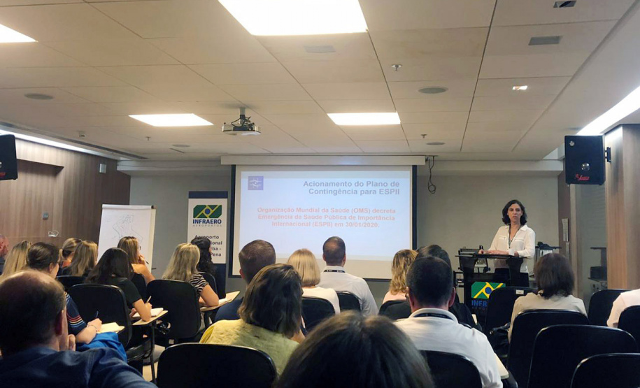 Representantes da Secretaria de Estado da Saúde (Sesa) estiveram com autoridades nacionais e locais da área de saúde e comando aeroportuário para definições dos procedimentos a serem realizados em casos suspeitos de coronavírus em voos que chegam ao aeroporto Afonso Pena, em São José dos Pinhais, Região Metropolitana de Curitiba. Foto: SESA