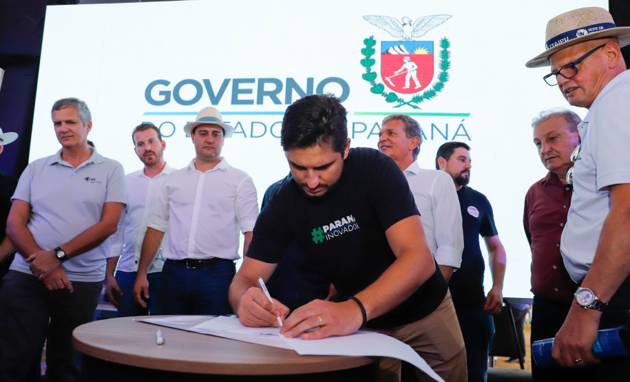 Protocolo de intenções foi assinado governador Carlos Massa Ratinho Junior. Medida vai beneficiar mais de 50 cidades da região oeste com expertise da Celepar.
Foto: Rodrigo Felix Leal