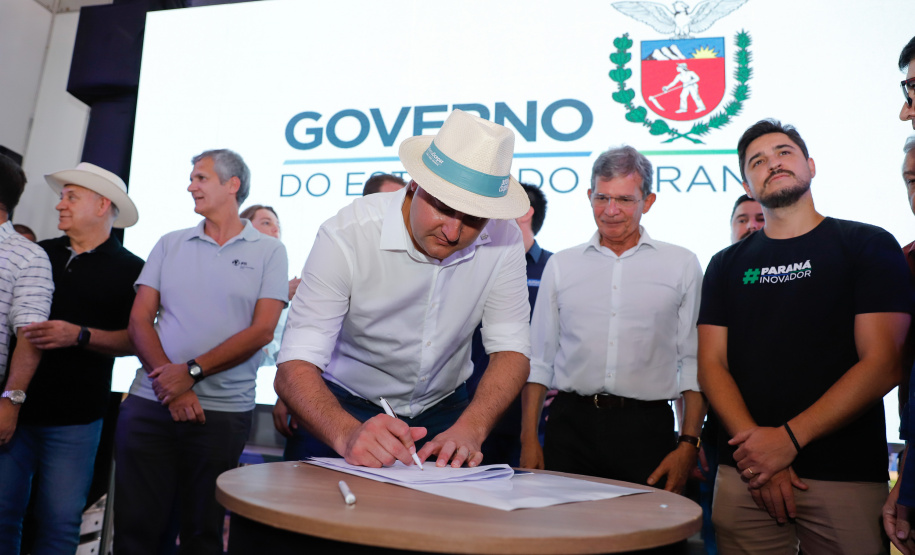 Protocolo de intenções foi assinado governador Carlos Massa Ratinho Junior. Medida vai beneficiar mais de 50 cidades da região oeste com expertise da Celepar.
Foto: Rodrigo Felix Leal