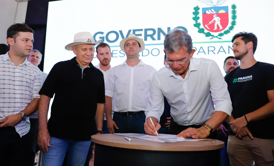 Protocolo de intenções foi assinado governador Carlos Massa Ratinho Junior. Medida vai beneficiar mais de 50 cidades da região oeste com expertise da Celepar.
Foto: Rodrigo Felix Leal