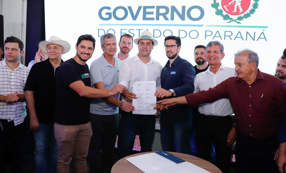 Protocolo de intenções foi assinado governador Carlos Massa Ratinho Junior. Medida vai beneficiar mais de 50 cidades da região oeste com expertise da Celepar.
Foto: Rodrigo Felix Leal