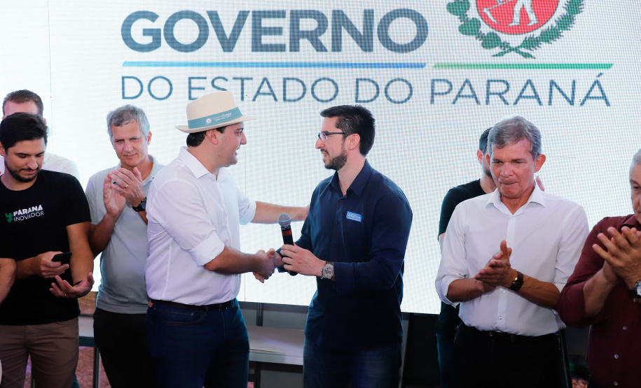 Protocolo de intenções foi assinado governador Carlos Massa Ratinho Junior. Medida vai beneficiar mais de 50 cidades da região oeste com expertise da Celepar.
Foto: Rodrigo Felix Leal