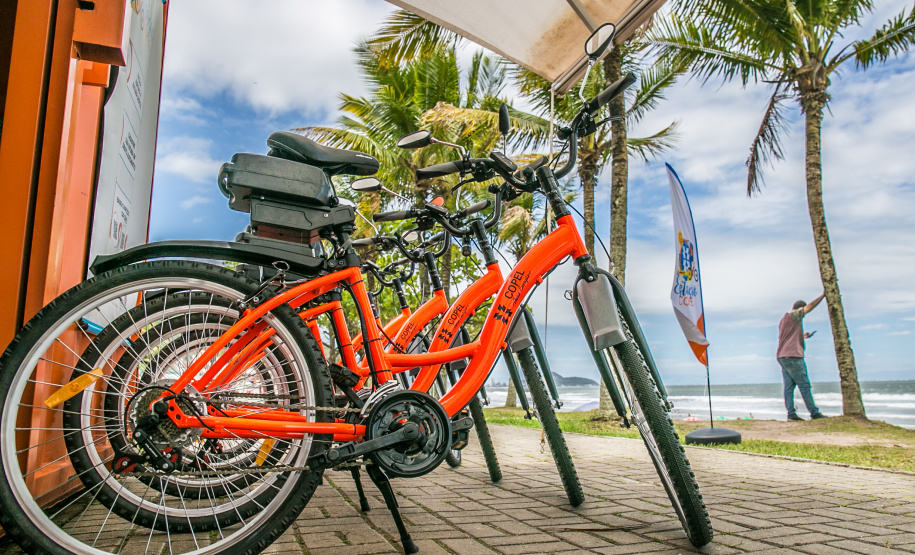 A operação das três Estações Copel instaladas em Matinhos, Guaratuba e Pontal do Paraná será encerrada no dia 16 (domingo). Abertas ao público da orla desde o dia 13 de dezembro, as estações fazem parte do Verão Maior do litoral paranaense e concederam 2,5 mil empréstimos de patinetes e bicicletas elétricos durante a temporada. - Curitiba, 07/02/2020 - Foto: Valdenir Daniel Cavalheiro/Divulgação Copel