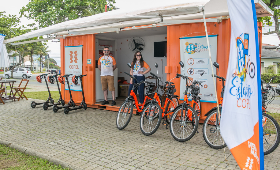 A operação das três Estações Copel instaladas em Matinhos, Guaratuba e Pontal do Paraná será encerrada no dia 16 (domingo). Abertas ao público da orla desde o dia 13 de dezembro, as estações fazem parte do Verão Maior do litoral paranaense e concederam 2,5 mil empréstimos de patinetes e bicicletas elétricos durante a temporada. - Curitiba, 07/02/2020 - Foto: Valdenir Daniel Cavalheiro/Divulgação Copel