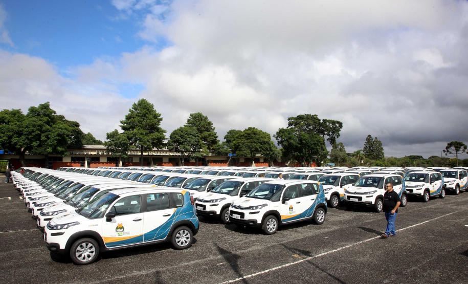 A Rede de Proteção Social e Especial Básica do Paraná ganhou reforço nesta sexta-feira (07), com o repasse de 222 carros e 15 micro-ônibus para 167 municípios do Estado