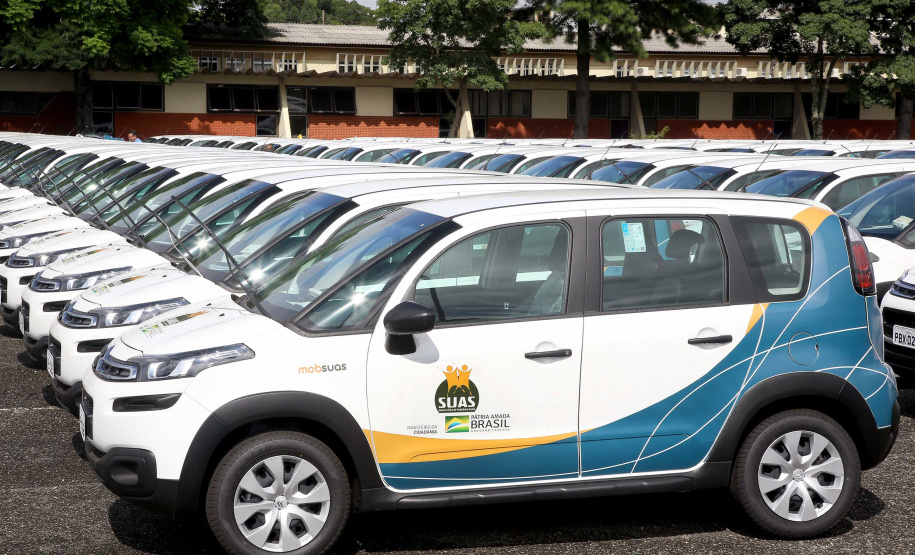 A Rede de Proteção Social e Especial Básica do Paraná ganhou reforço nesta sexta-feira (07), com o repasse de 222 carros e 15 micro-ônibus para 167 municípios do Estado