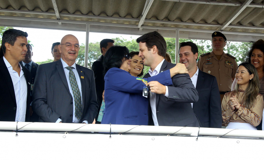 A Rede de Proteção Social e Especial Básica do Paraná ganhou reforço nesta sexta-feira (07), com o repasse de 222 carros e 15 micro-ônibus para 167 municípios do Estado