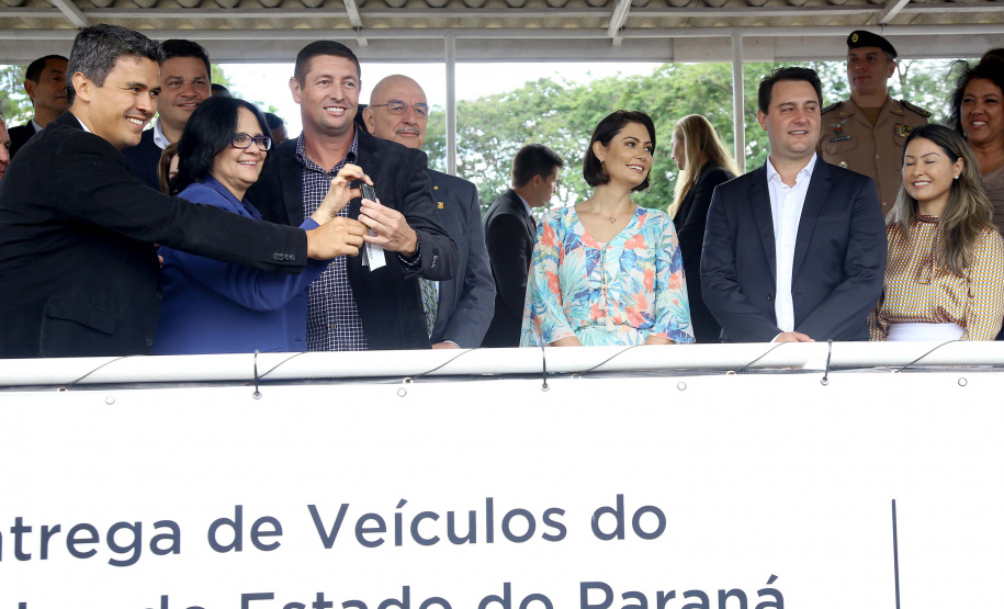 A Rede de Proteção Social e Especial Básica do Paraná ganhou reforço nesta sexta-feira (07), com o repasse de 222 carros e 15 micro-ônibus para 167 municípios do Estado