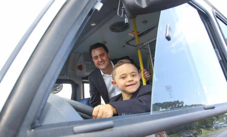 A Rede de Proteção Social e Especial Básica do Paraná ganhou reforço nesta sexta-feira (07), com o repasse de 222 carros e 15 micro-ônibus para 167 municípios do Estado