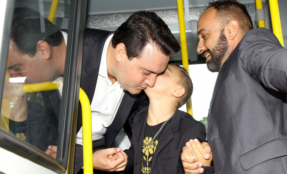 A Rede de Proteção Social e Especial Básica do Paraná ganhou reforço nesta sexta-feira (07), com o repasse de 222 carros e 15 micro-ônibus para 167 municípios do Estado