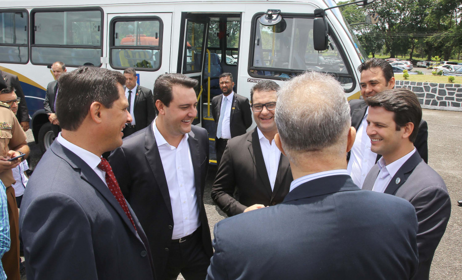 A Rede de Proteção Social e Especial Básica do Paraná ganhou reforço nesta sexta-feira (07), com o repasse de 222 carros e 15 micro-ônibus para 167 municípios do Estado