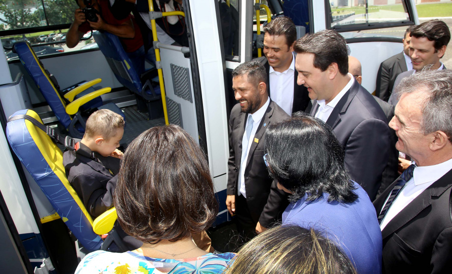 A Rede de Proteção Social e Especial Básica do Paraná ganhou reforço nesta sexta-feira (07), com o repasse de 222 carros e 15 micro-ônibus para 167 municípios do Estado