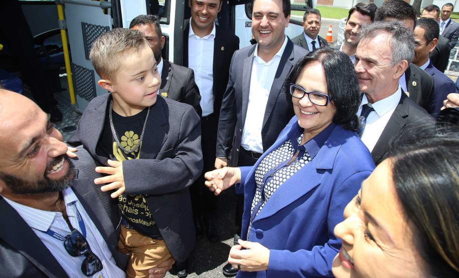 A Rede de Proteção Social e Especial Básica do Paraná ganhou reforço nesta sexta-feira (07), com o repasse de 222 carros e 15 micro-ônibus para 167 municípios do Estado