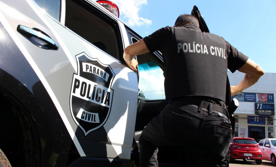 A empresária é suspeita de promover a venda de polivitamínicos sob a promessa de prevenção contra o coronavírus. O estabelecimento fica no bairro Lamenha, em Almirante Tamandaré, na Região Metropolitana de Curitiba. Foto: Fábio Dias/PCPR