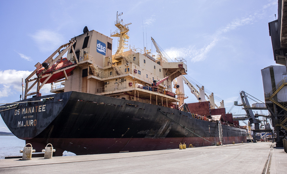 Os portos de Paranaguá e Antonina movimentaram 3,44 milhões de toneladas de carga nos primeiros 31 dias do ano. Janeiro foi um mês de alta nos volumes de carga geral e granéis líquidos, tanto importação quanto exportação. Os terminais paranaenses apostam na multimodalidade e tiveram destaque no embarque de açúcar em saca, contêineres, óleo vegetal e derivados de petróleo.  -  Paranaguá, 20/02/2020  -  Foto: Claudio Neves/Portos do Paraná