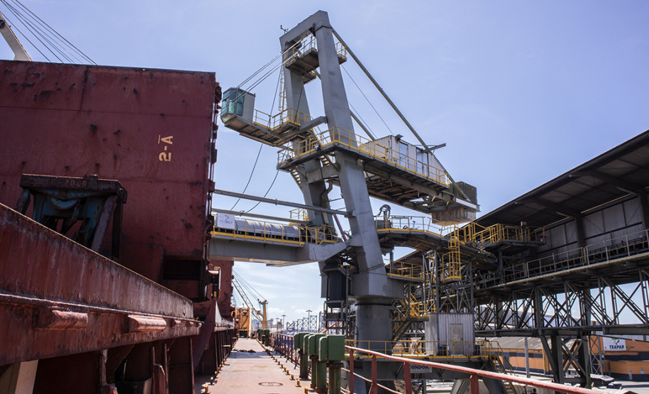 Os portos de Paranaguá e Antonina movimentaram 3,44 milhões de toneladas de carga nos primeiros 31 dias do ano. Janeiro foi um mês de alta nos volumes de carga geral e granéis líquidos, tanto importação quanto exportação. Os terminais paranaenses apostam na multimodalidade e tiveram destaque no embarque de açúcar em saca, contêineres, óleo vegetal e derivados de petróleo.  -  Paranaguá, 20/02/2020  -  Foto: Claudio Neves/Portos do Paraná